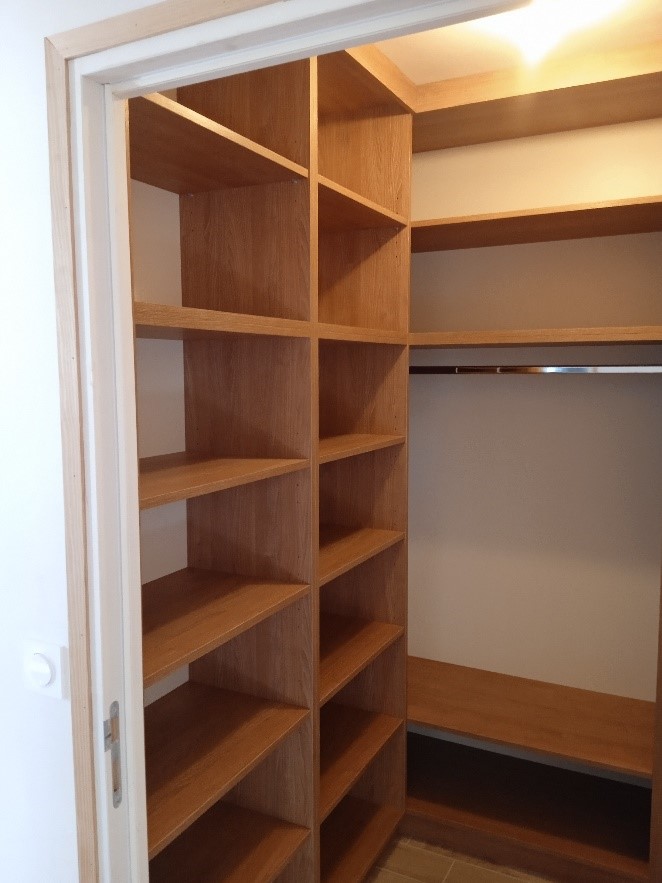 Dressing d'angle en panneau mélaminé décor chêne