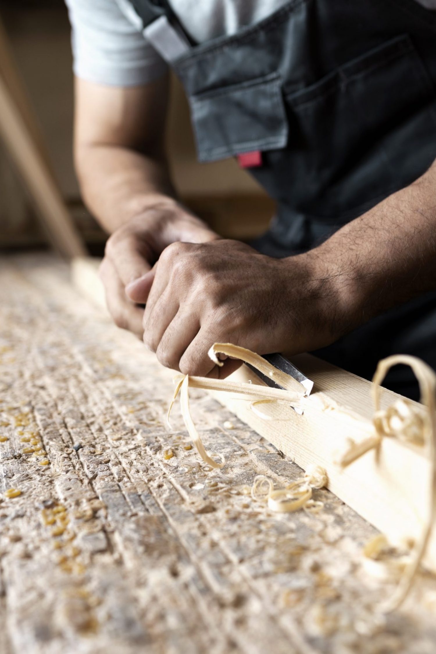 menuiserie sur mesure bois artisan saint-malo bretagne cuisine dressing bibliothèque placard meuble de salle de bain agencement parquet terrasse abri de jardin pergola palissade bardage chêne hêtre noyer pin traité mélaminé